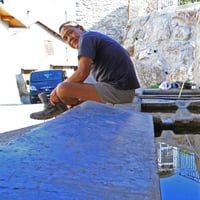 La fontaine près de l'église d'Argens.