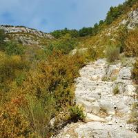 Montée sous la falaise.
