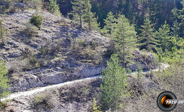 Sentier descendant dans le gorges du Riou.