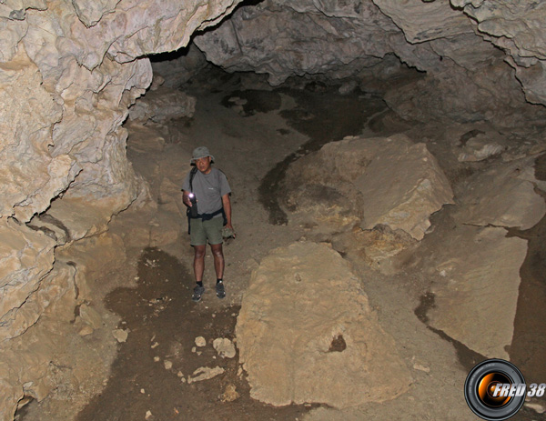 La traversée de la grotte, dans sa partie noir total.