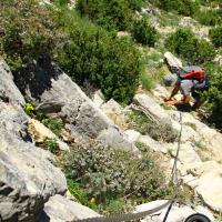 Descente sous la crête sommitale.