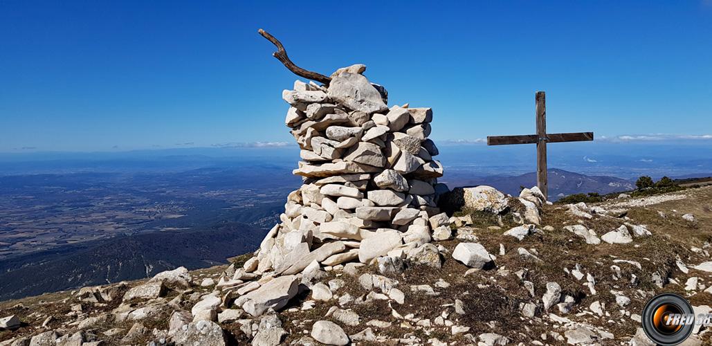 Le sommet et la vue sur la vallée du Rhône.