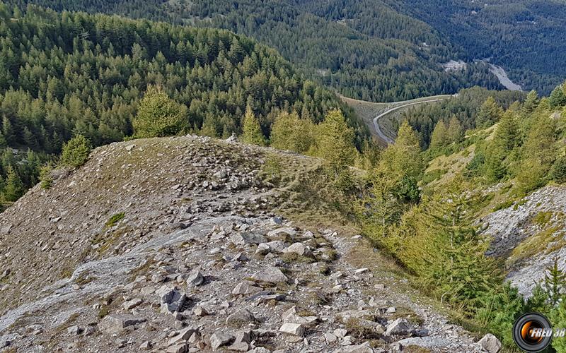 La crête montant au dessus de la cabane.