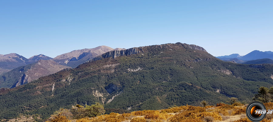 Destourbes et derrière la crête du Teillon.