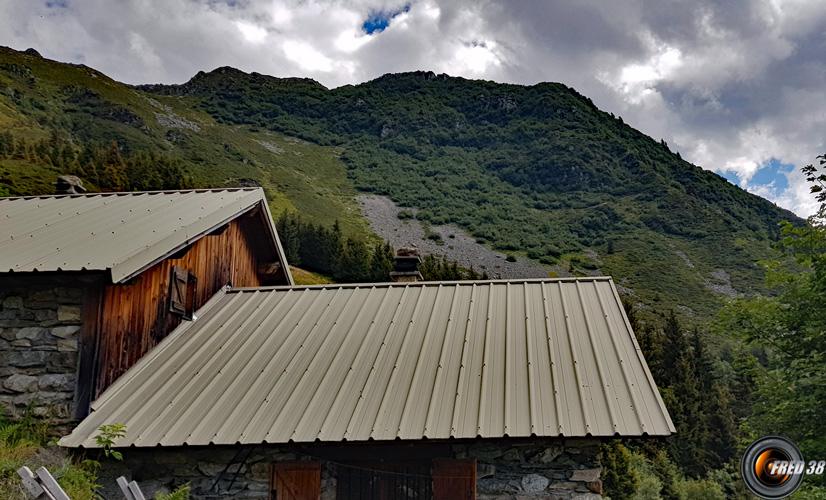 Le sommet et le premier chalet de Tigneux.