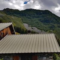 Le sommet et le premier chalet de Tigneux.