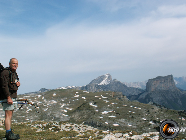 Le Grand Veymont et le Mont Aiguille vus du sommet.