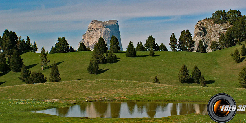 Le Mont Aiguille vu du plateau.