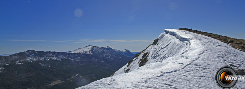 Le sommet et en fond