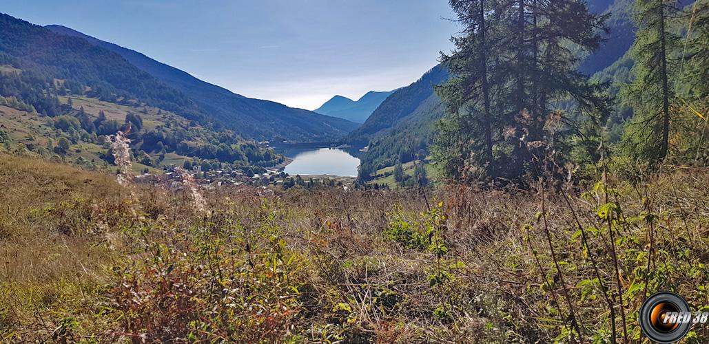 Vue sur le lac de Pontechianale.