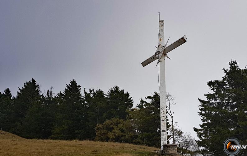 La croix près du sommet.