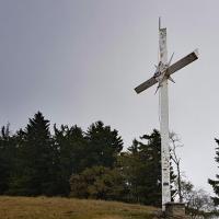 La croix près du sommet.
