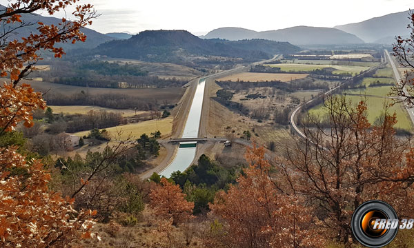 Le canal passant sous la colline.