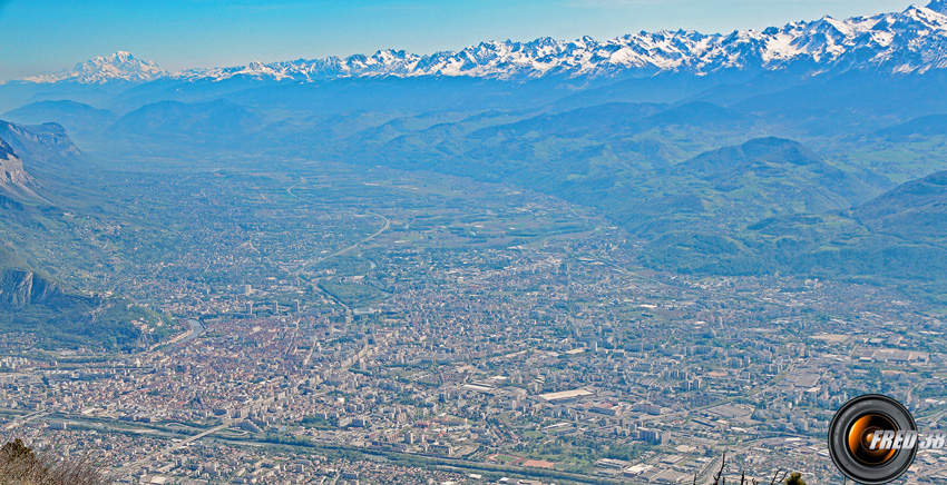Grenoble et Belledonne vus du sommet.