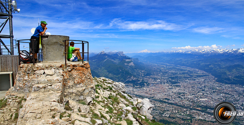 Grenoble vu de la table d'orientation du sommet.