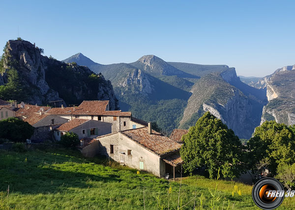 Le village de Rougon dominant les gorges du Verdon.