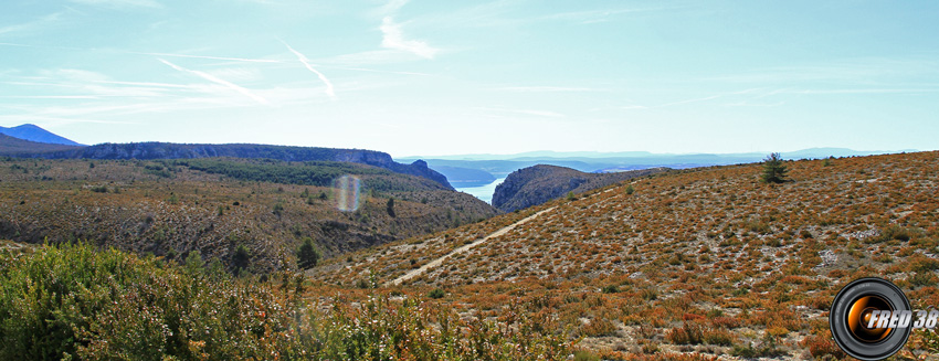 Le plateau et en fond le lac de Sainte-Croix.