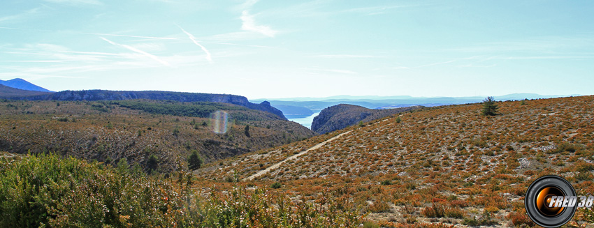 Le plateau et en fond le lac de Sainte-Croix.