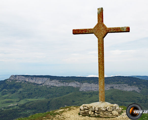 la croix près du sommet.