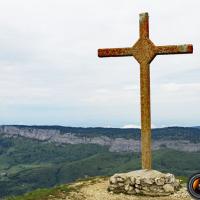la croix près du sommet.