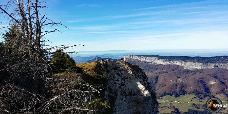 La croix du Sommet et en fond le Mont Outheran.