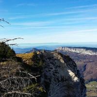 La croix du Sommet et en fond le Mont Outheran.