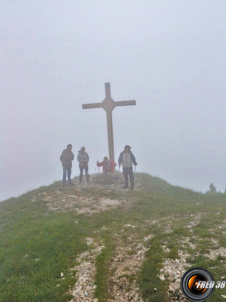 La croix sous le sommet.