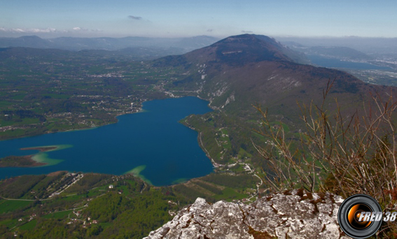 Lacs d'Aiguebelette au premier plan et du Bourget au fond.