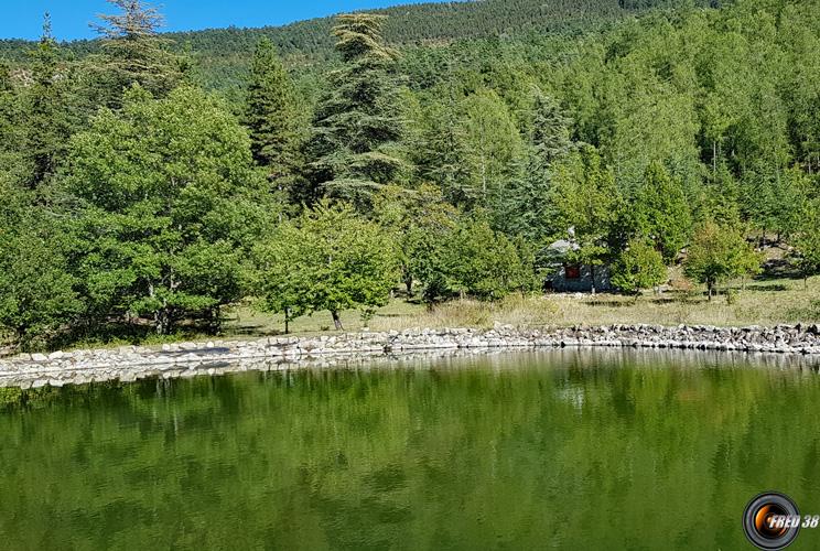 Le petit lac vers la cabane des Aubarets.