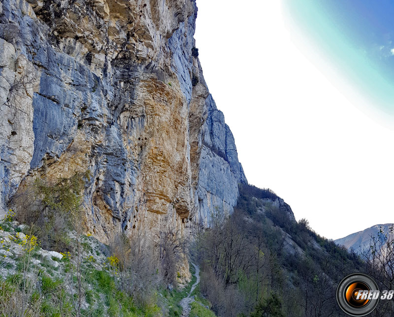 Sentier en pied de falaise.