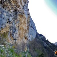 Sentier en pied de falaise.