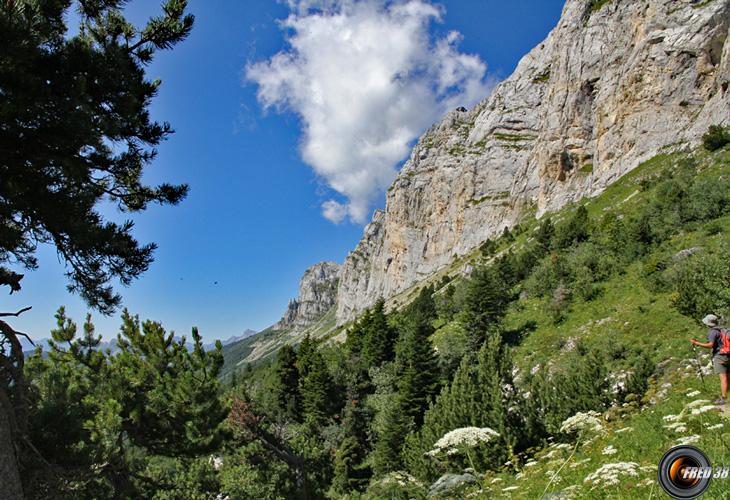 Sentier balcon en versant est.