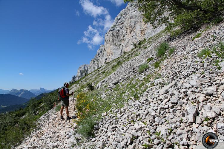 Sentier balcon en versant est.