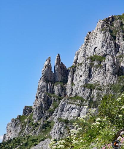 Sentier balcon en versant est.