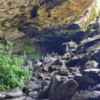 Derrière la cascade