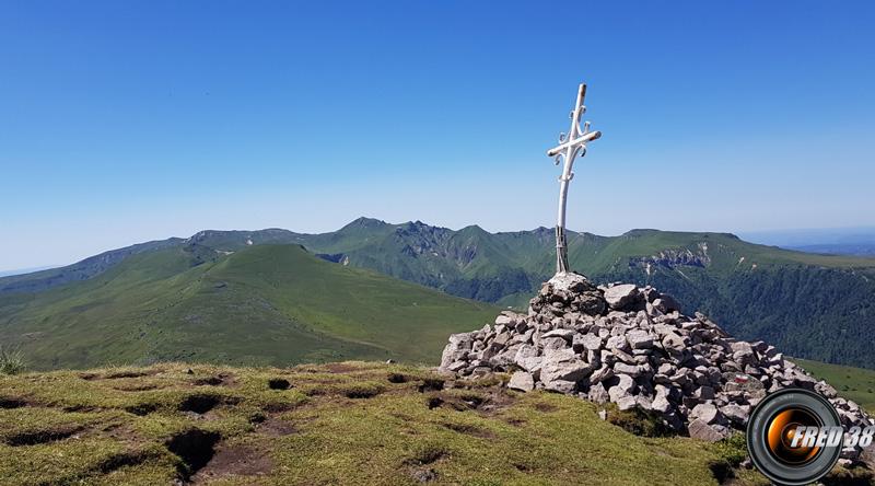 En fond le Puy de Sancy.