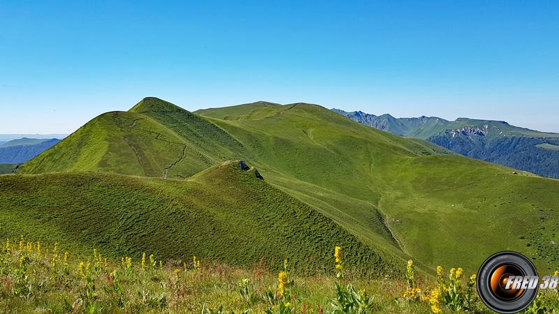 Les crêtes en direction du Sancy.