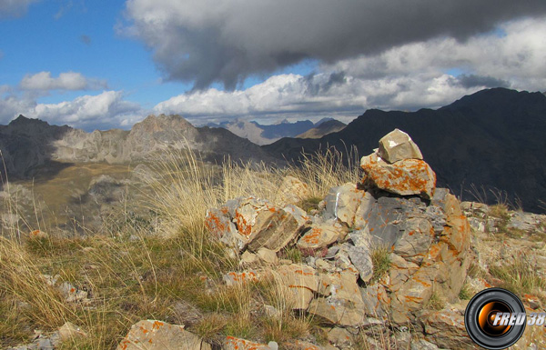 Le cairn du sommet, en fond le Chapeau de Gendarme.