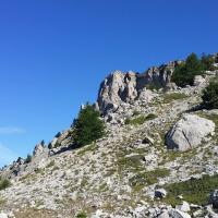 Entre la falaise et le col.