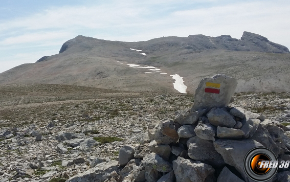 Le plateau et le sommet à gauche.