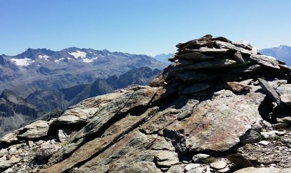 Le sommet et en fond le massif des Rousses et l’Étendard.