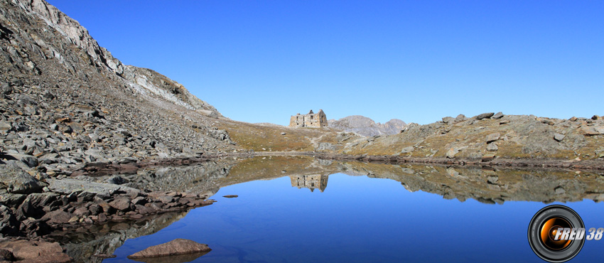 Petit lac sous le sommet.