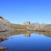 Petit lac sous le sommet.