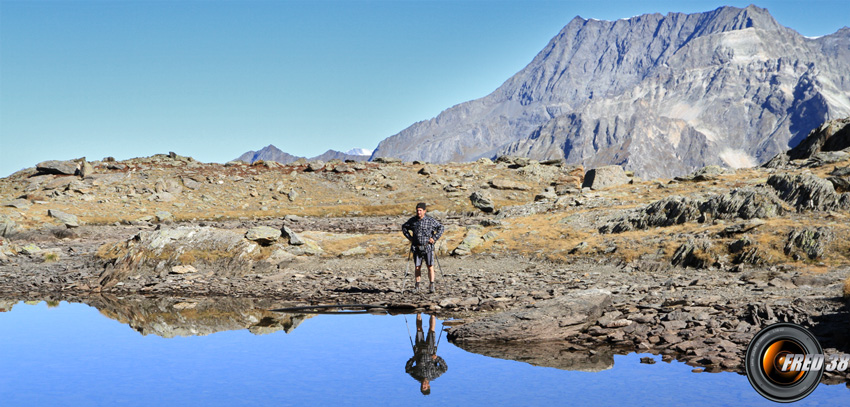 Près du petit lac sans nom.