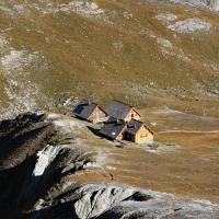 Le refuge vu du sommet.
