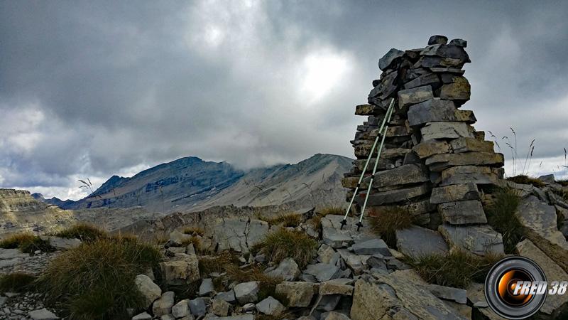 Le cairn du sommet et en fond l'Estrop.