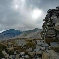 Le cairn du sommet et en fond l'Estrop.
