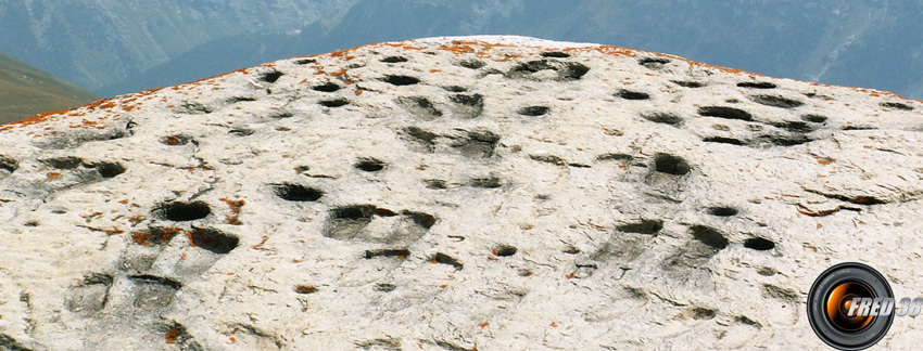 La Pierre aux pieds.