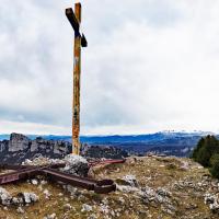 La croix debout.