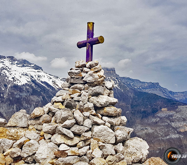 La croix du sommet.